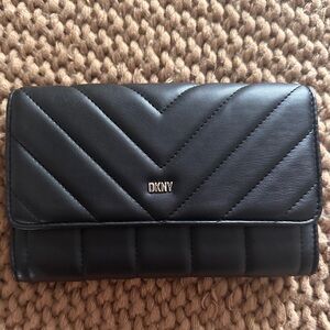 DKNY quilted wallet | wristlet | crossbody | Sina wallet